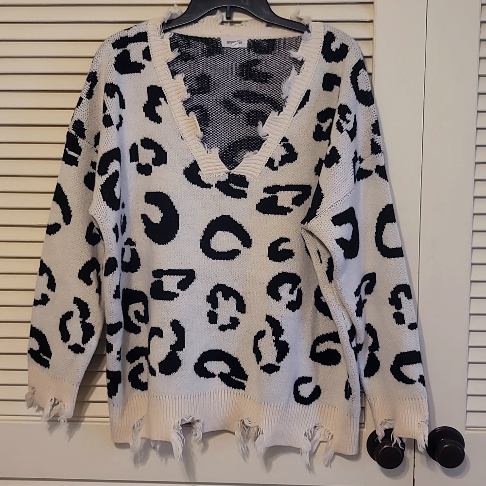 Boutique Amaryllis distressed sweater, sz L